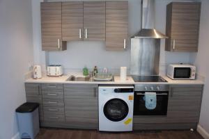 Melbourne House Apartment Near Train Station!