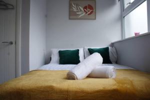 Melbourne House Apartment Near Train Station!