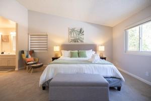 Marbella Lane - 4BR w Gem Pool in SiliconValley