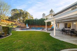 Marbella Lane - 4BR w Gem Pool in SiliconValley
