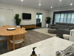 Welshpool - Port Welshpool Retreat - Family Group Friendly - Sleeps up to 6 - Boaters Retreat -Accessible