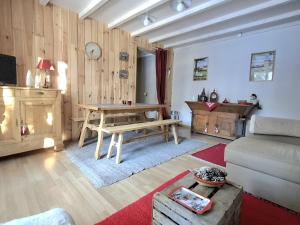 Charmant 2 Pièces Lumineux avec Balcon en Montagne - FR-1-592-91