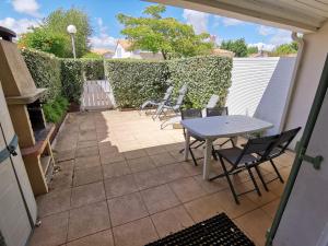 Maisonette avec piscine et parking, proche plage - FR-1-194-343