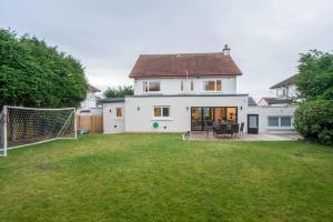 Spacious 5-Bed Home with Garden Parking - Pass the Keys