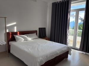 Phòng ngủ giường đôi ban công Sol homesay