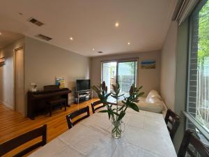 Comfortable Private Room in Kew East Townhouse - Shared Bath - Free Street Parking - Family-Friendly