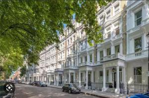 Elegant 2-Bed Historic Flat in Kensington - Pass the Keys