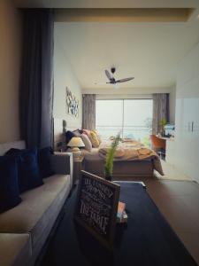 High Rise Luxe Stay - River View - Noida