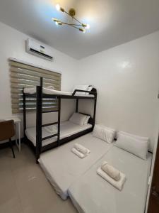DJS Suites 10Min to SM Mall near Airport, Netflix, Fast Wifi, Hot &Cold Shower