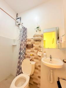 DJS Suites 10Min to SM Mall near Airport, Netflix, Fast Wifi, Hot &Cold Shower