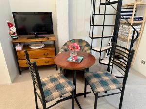 The Broadway Loft - Entire Sydney Studio for 2 with FREE fast Wifi