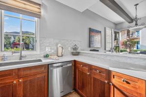 LV370 Vibrant Downstairs 3BR Legacy Villa Lock-Off