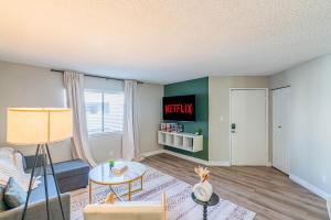 Central Location Pool Gym Balcony Parking Washer and Dryer