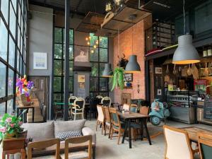 Warehouse18 Pool Cafe Resort