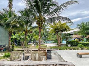 Warehouse18 Pool Cafe Resort