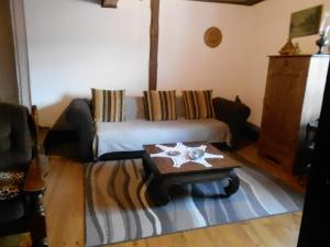 Confortable gîte avec grande cheminée et vues sur les montagnes