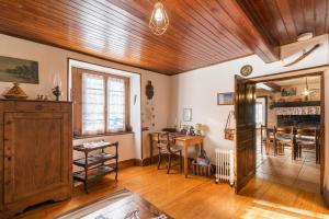 Confortable gîte avec grande cheminée et vues sur les montagnes