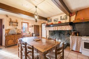 Confortable gîte avec grande cheminée et vues sur les montagnes