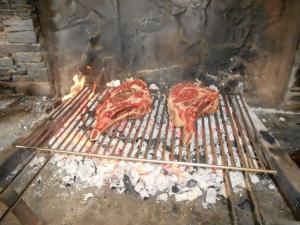 Confortable gîte avec grande cheminée et vues sur les montagnes