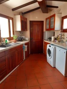 La maison aux volets rouges