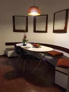 La maison aux volets rouges