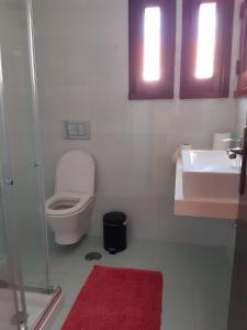 La maison aux volets rouges