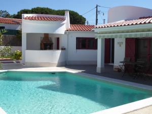 La maison aux volets rouges