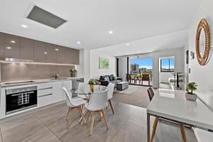 Sunny Apt near Woolloongabba Stadium w Rooftop Pool City Views