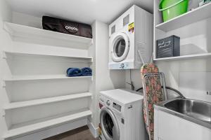 Sunny Apt near Woolloongabba Stadium w Rooftop Pool City Views