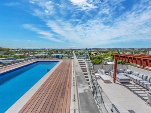 Sunny Apt near Woolloongabba Stadium w Rooftop Pool City Views