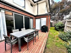 Spacious home with Netflix, Wifi, parking and workspace