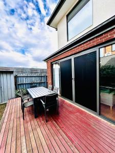 Spacious home with Netflix, Wifi, parking and workspace