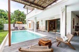 Oasis tropical, quiet and cosy villa Batubolong beach