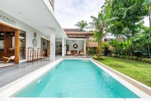 Oasis tropical, quiet and cosy villa Batubolong beach