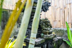 Oasis tropical, quiet and cosy villa Batubolong beach