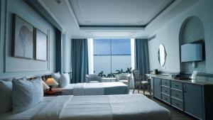 Grandeeza Hotel by Galison