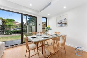 Modern 4BR Chatswood Family Home New & Convenient
