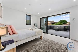 Modern 4BR Chatswood Family Home New & Convenient