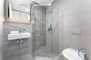 Modern 4BR Chatswood Family Home New & Convenient