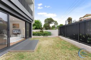 Modern 4BR Chatswood Family Home New & Convenient