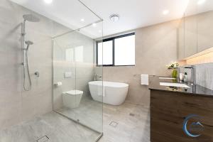 Modern 4BR Chatswood Family Home New & Convenient