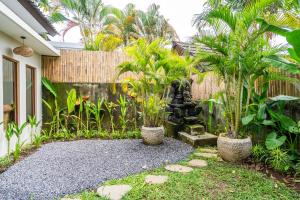 Oasis tropical, quiet and cosy villa Batubolong beach