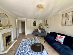 Woking 2-Bed Flat with Balcony, En-Suite and Parking