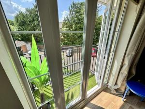 Woking 2-Bed Flat with Balcony, En-Suite and Parking