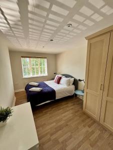 Woking 2-Bed Flat with Balcony, En-Suite and Parking