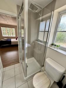 Woking 2-Bed Flat with Balcony, En-Suite and Parking