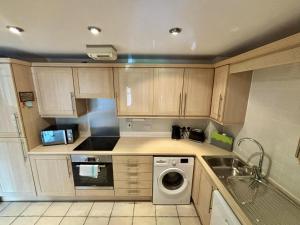 Woking 2-Bed Flat with Balcony, En-Suite and Parking