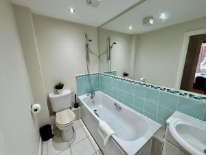 Woking 2-Bed Flat with Balcony, En-Suite and Parking