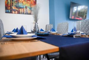 Manchester - Stylish Apartment, Prime Location, City Centre, MediaCity, Etihad, Coop Live, AO Arena, Salford Quays, Sleeps 8, Free Parking