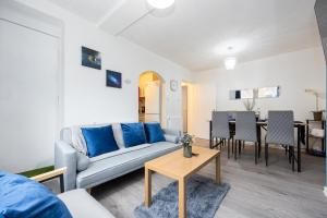 Manchester - Stylish Apartment, Prime Location, City Centre, MediaCity, Etihad, Coop Live, AO Arena, Salford Quays, Sleeps 8, Free Parking